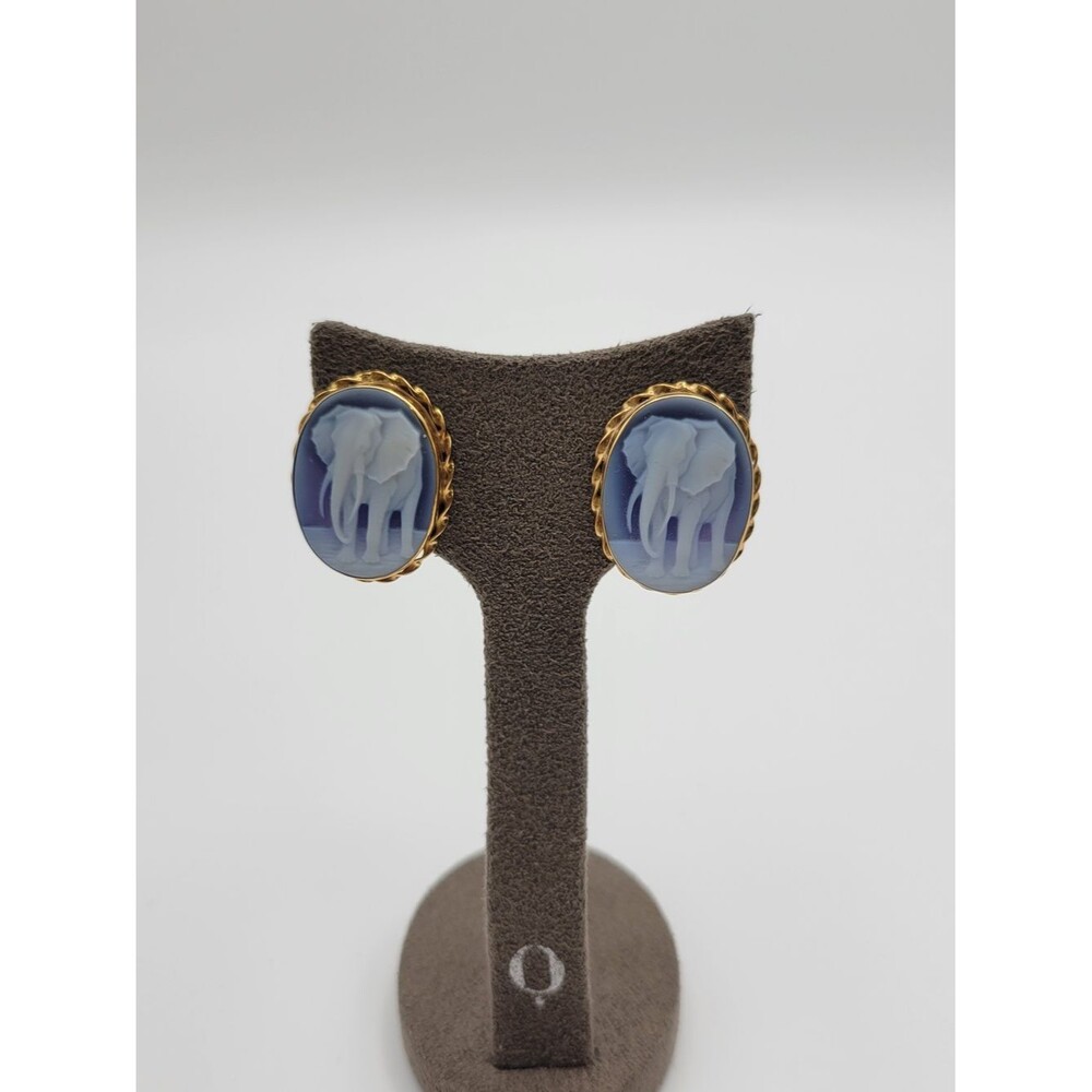 Vintage 18K 750 Yellow Gold Blue White Elephant Agate Cameo Drop earrings